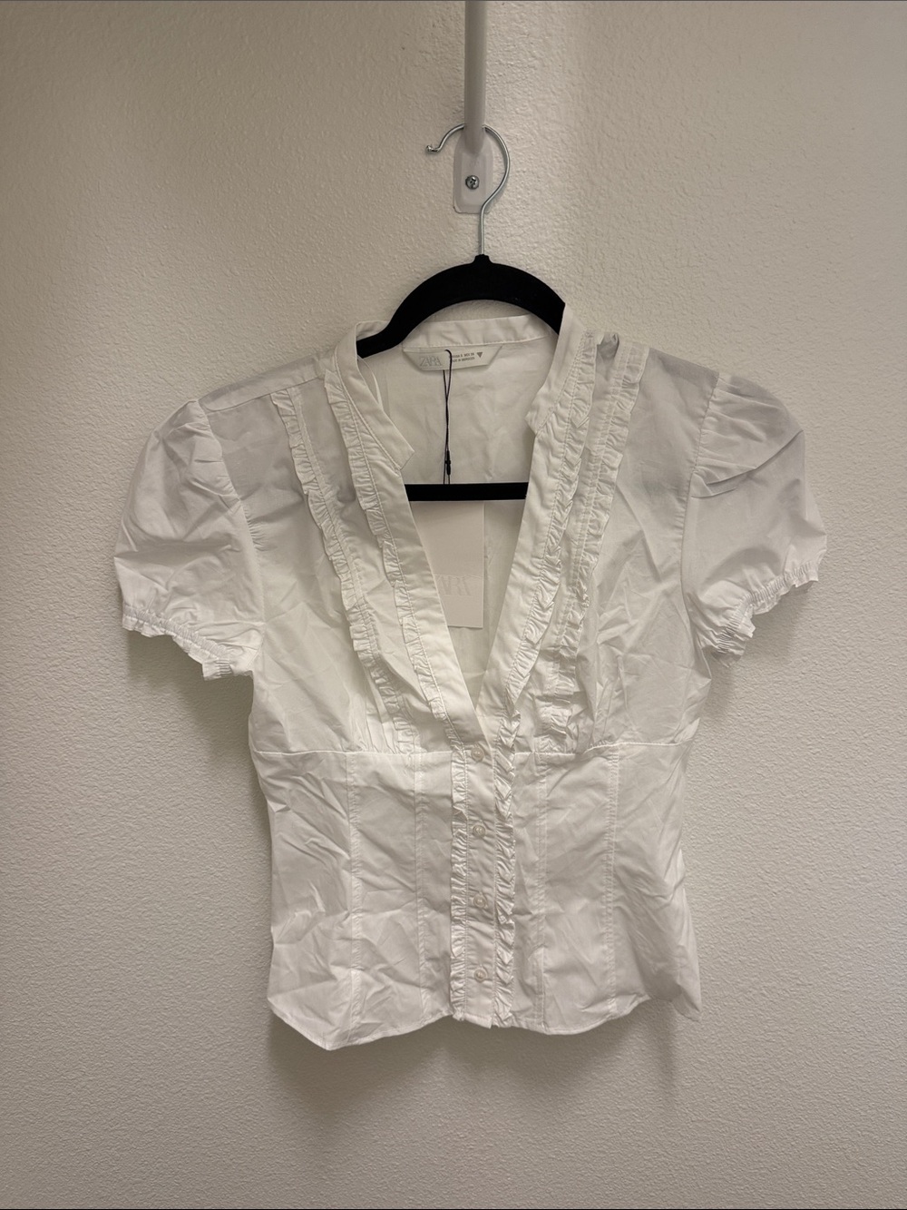 ZARA Women's White Ruffle V-Neck Short Sleeve Blouse ( Size SMALL)